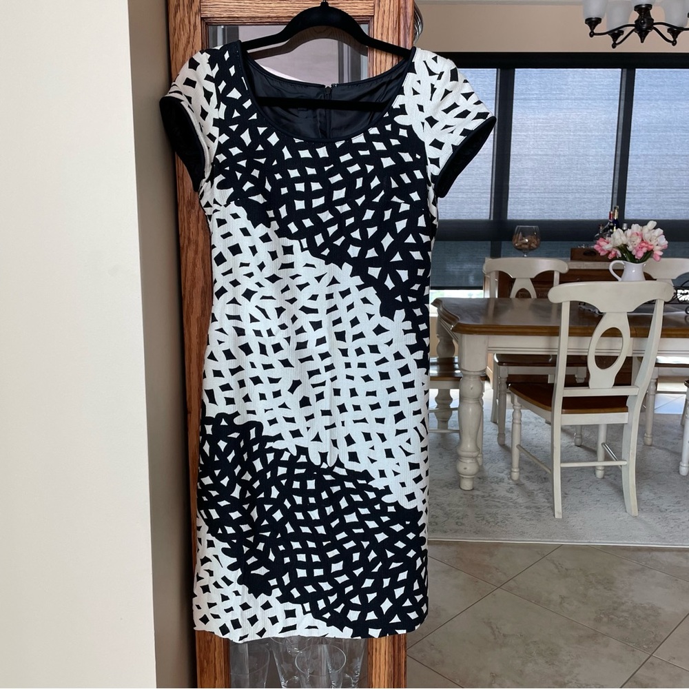 Short Slv Ivory/black dress sz 2 Talbots